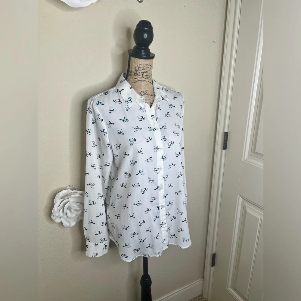 NTM: Ann Taylor Creamy White & Blue Wandering Horses Button Down Top Sz 8